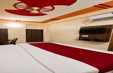 Guest room for Varanasi travellers at Prabhu Sundaram Inn